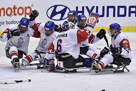 etí parahokejisté oslavují postup na paralympiádu v Pekingu.