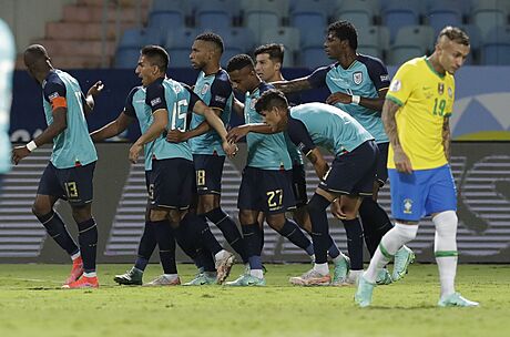 Ekvádortí fotbalisté se radují z trefy Ángela Meny proti Brazílii.