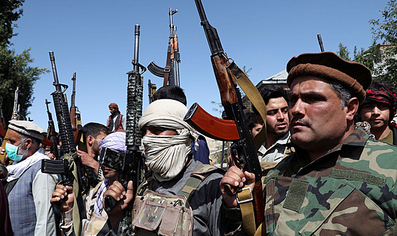 V Kábulu stovky ozbrojených mužů demonstrovaly ochotu pomoci vládě v boji proti...