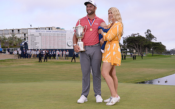 Golfista Jon Rahm se svojí enou a synkem oslavují triumf na US Open.