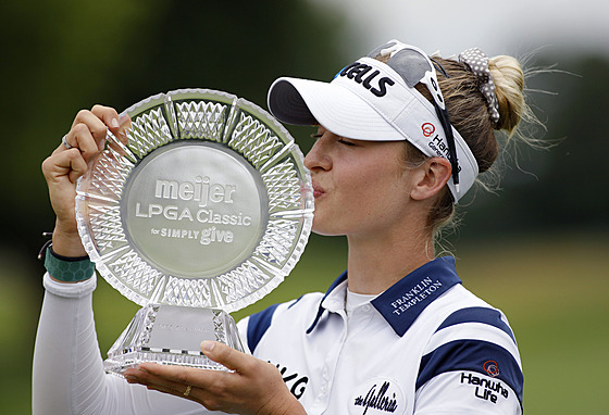 Nelly Kordová líbá trofej za triumf na turnaji v Grand Rapids.