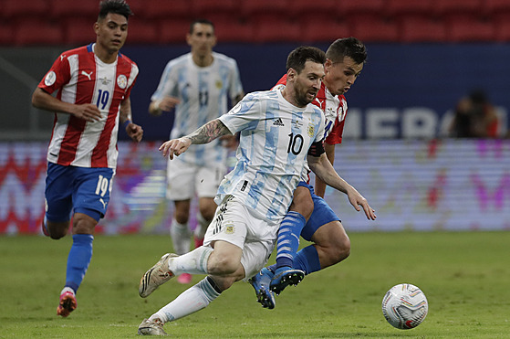 Lionel Messi z Argentiny a Adrian Cubas z Paraguaye v tsném souboji.