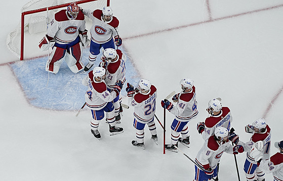 Hokejisté Montrealu oslavují vítzství nad Vegas.