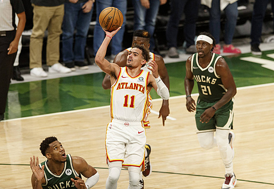 Trae Young z Atlanty zakonuje v utkání proti Milwaukee.