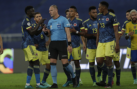 Kolumbijtí fotbalisté se zlobí na rozhodího Nestora Pitanu.