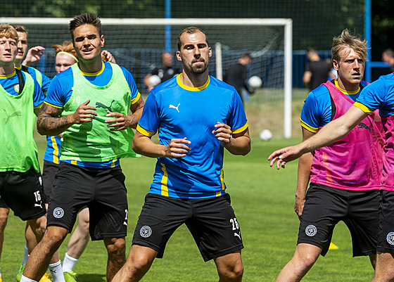 Trénink teplických fotbalist - uprosted v modrém triku je David Ledecký.