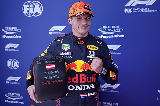 Max Verstappen po vítzné kvalifikaci na Velkou cenu týrska formule 1.