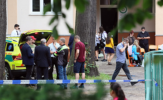 Záchranái oetují lidi s kolapsy na sokolovské stední kole. (25. ervna...