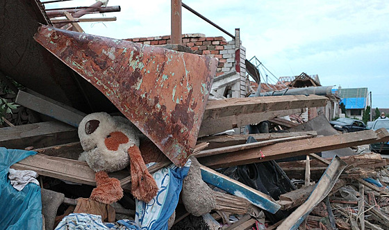 Pardubi�tí hasi�i pomáhají na jihu Moravy, kde zasáhlo tornádo. (25. �ervna...