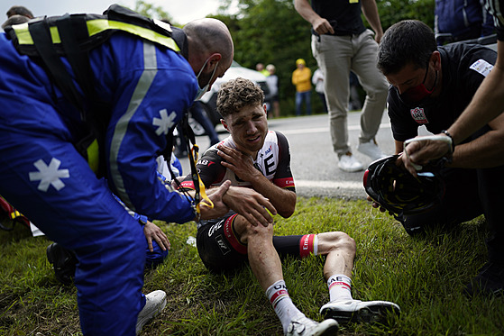výcar Marc Hirschi se chytá za rameno po hromadném pádu v 1.etap na Tour de...