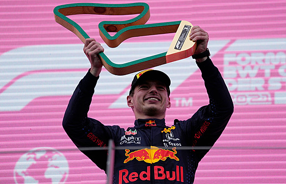 Max Verstappen slaví vítzství na GP týrska F1.