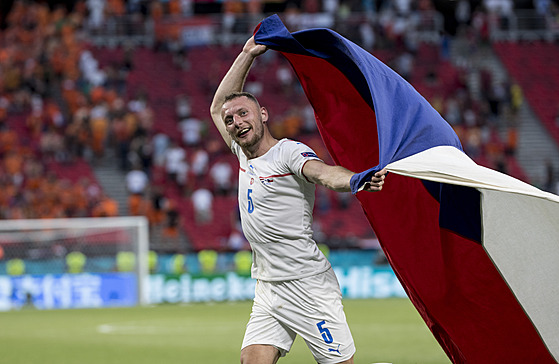 Vladimír Coufal oslavuje i s eskou vlajkou vítzství nad Nizozemskem.