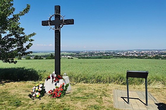 Kovaný kříž připomíná místo poválečné tragédie na Švédských šancích u Přerova.