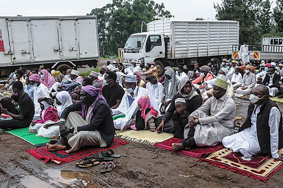 Keňané se v Nairobi sešli k oslavám muslimského svátku přerušení půstu. (13....