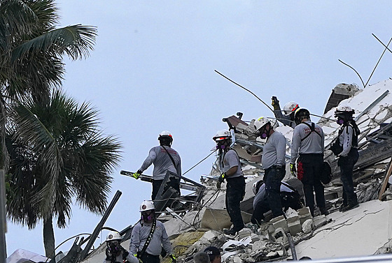 Floridští hasiči dál pátrají po možných přeživších v troskách dvanáctipatrové...