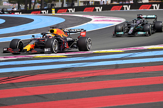 Max Verstappen (vlevo) z Red Bullu jede v ele Velké ceny Francie.