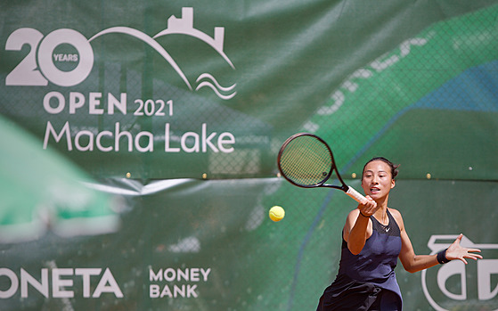 Číňanka Čeng Čchin-wen se natahuje po balonku ve finále turnaje Macha Lake Open.