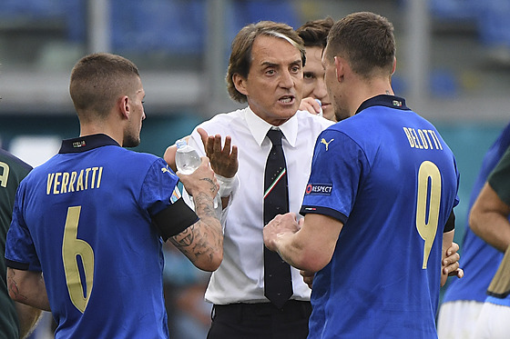 Italský trenér Roberto Mancini udílí pokyny svým svencm bhem zápasu proti...