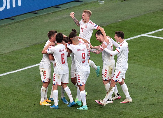 Fotbalisté Dánska se radují z branky proti Rusku.
