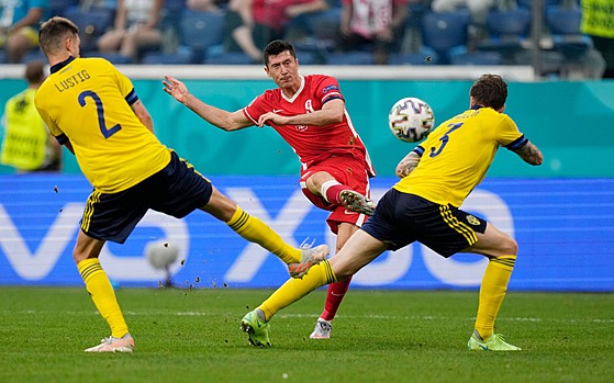 Polský kanonýr Robert Lewandowski stílí gól védsku.