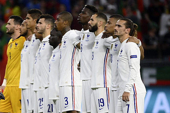 Fotbalisté Francie zpívají hymnu ped zahájením zápasu s Portugalskem.