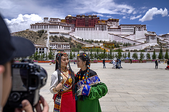 Čínští turisté si s oblibou oblékají tradiční tibetský oděv a nechávají se...