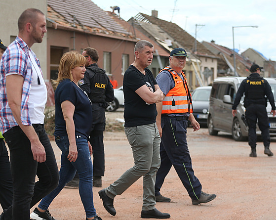 Premiér Andrej Babiš a Alena Schillerová procházejí poničenou Moravskou Novou...