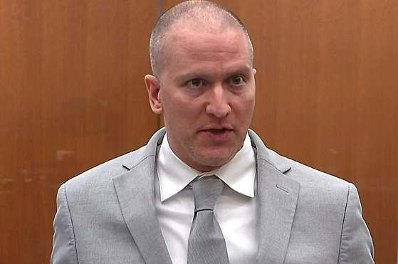 Bývalý policista Derek Chauvin u soudu, v dubnu byl uznán vinným z vraždy a...