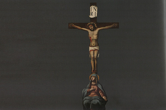 „Prkenný kříž, pěkně starobyle malovaný, v němž poznáváme kříž uvedený v účtu...