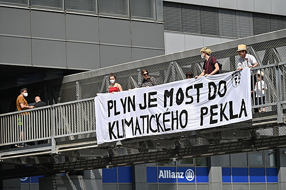 Ped praskou pobokou pojiovny Allianz v pondlí protestovala desítka...
