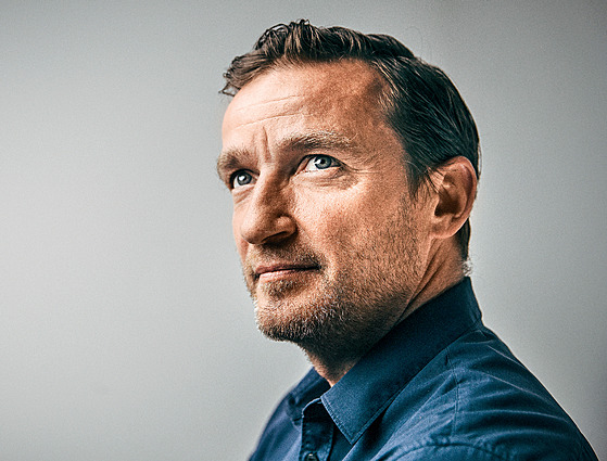 Vicemistr Evropy z roku 1996, a k tomu je�t� bronz na ME 2004. Vít�z Ligy mistr� i Poháru UEFA s anglickým Liverpoolem. Trojnásobný vít�z �eské ligy se Slavií a vít�z francouzské ligy s Lens. Tohle v�echno zvládl Vladimír �micer.