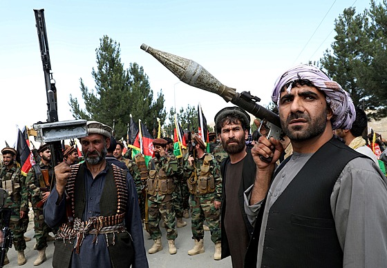 Ozbrojení muži se účastní shromáždění, aby oznámili svou podporu afghánským...