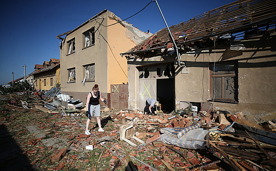 Následky ničivého tornáda v obci Moravská Nová ves. (25. června 2021)