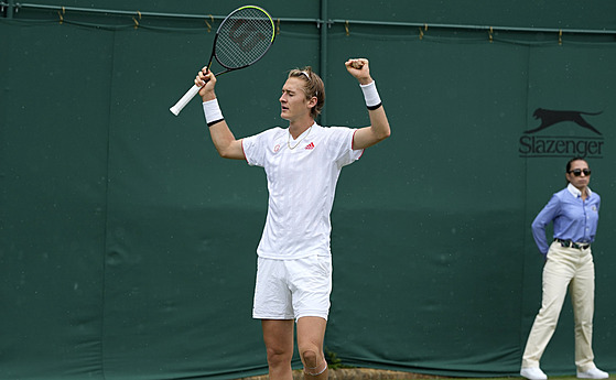 Amerian Sebastian Korda slaví vítzství v prvním kole Wimbledonu.