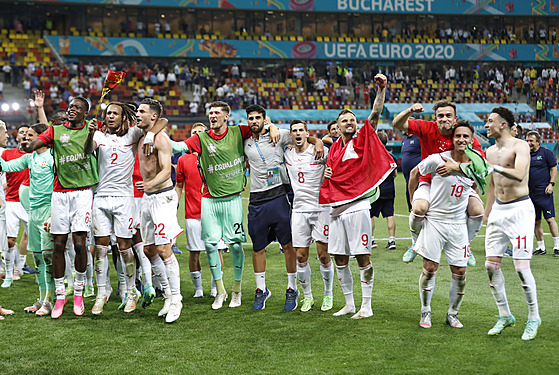 výcartí fotbalisté v euforii oslavují postup pes Francii do tvrtfinále Eura.