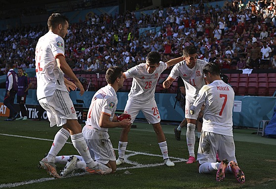 panltí fotbalisté se radují z branky proti Chorvatsku.