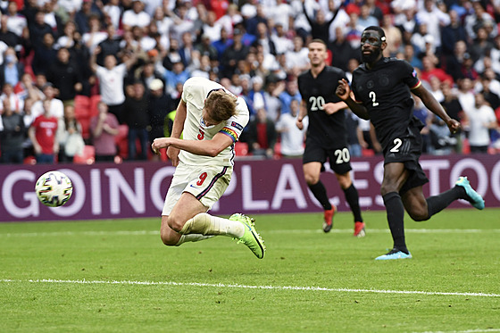 Anglický útoník Harry Kane dává svj první gól na turnaji, trefuje se proti...