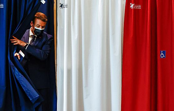 Francouzský prezident Emmanuel Macron hlasuje v regionálních volbách. (20....