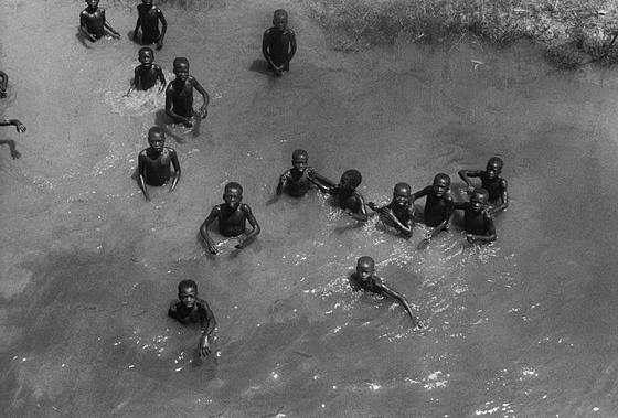 Chlapci se koupu v ece v Belgickém Kongu. (1.ledna 1938)