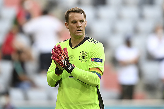 Nmecký branká Manuel Neuer s duhovou kapitánskou páskou na podporu LGBT+...