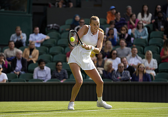 Petra Kvitová se snaí odehrát balonek v zápase prvního kola Wimbledonu.