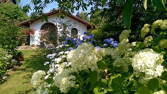 Zahradní altánek uprostřed zahrady na Jilemnicku, jedno z nejoblíbenějších míst...