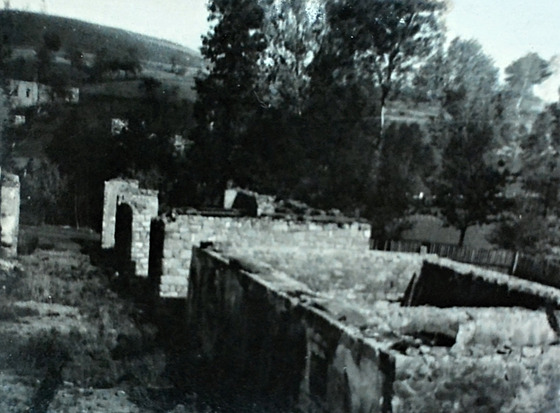 Z osady Leáky zstaly stát jen obvodové zdi jednotlivých stavení.
