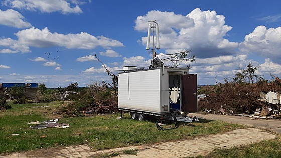 Mobilní BTS stanice nasazená v tornádem poniené obci Moravská Nová Ves na...