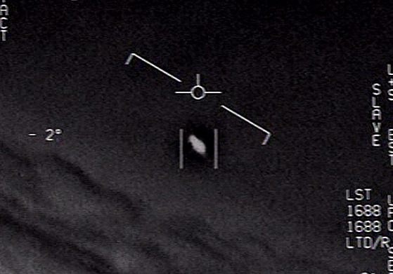 Snímky z videa zachycující UFO, které se Pentagon rozhodl zveřejnit. (29. dubna...