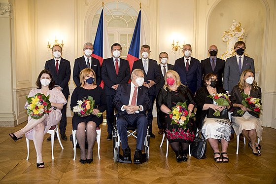 Prezident Zeman se naklání k ministryni Dostálové a plete si respirátory s prezervativy.