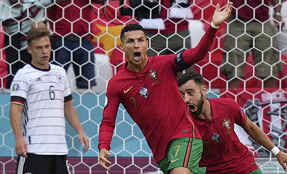 Cristiano Ronaldo slaví gól na Euru proti Nmecku.