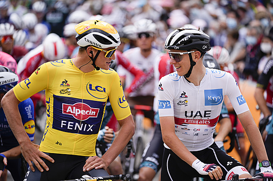 Mathieu Van Der Poel (vlevo) a Tadej Pogačar před startem třetí etapy Tour de...