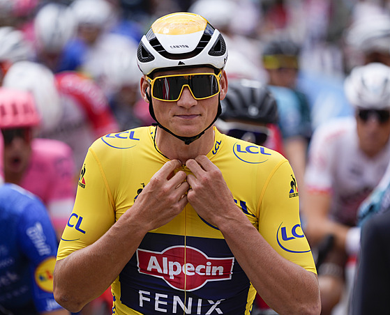 Mathieu Van Der Poel ve lutém dresu ped startem tetí etapy Tour de France.