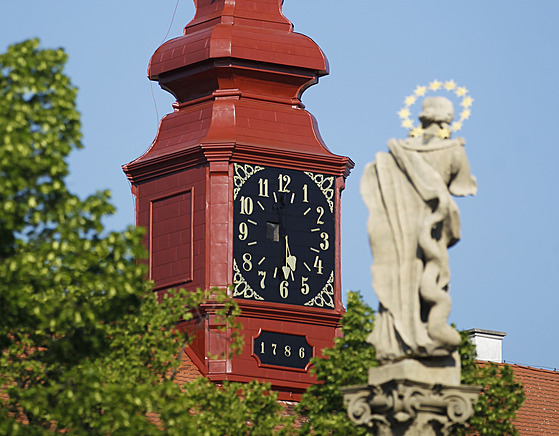 Na věž jihlavské radnice se vrátily restaurované hodiny. Mají stejný vzhled,...